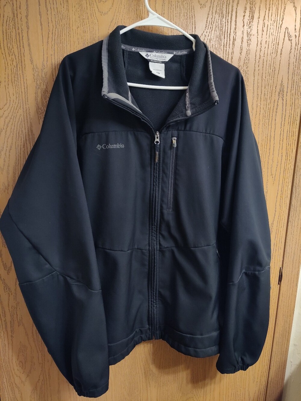 Columbia Men's Navy Blue Lightweight Softshell Jacket
